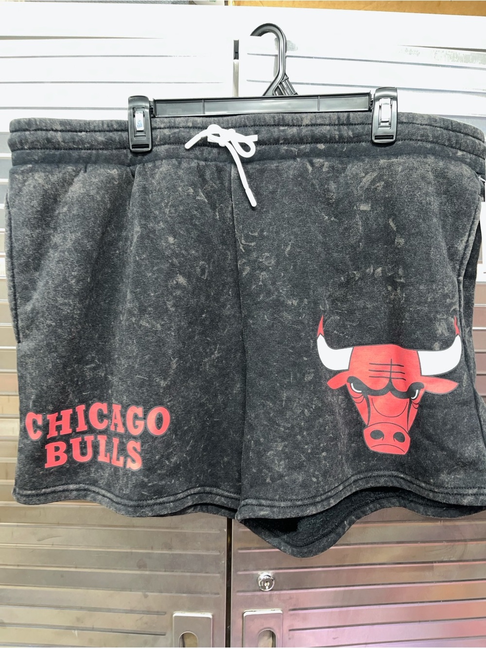 Men's Chicago Bulls Athletic Shorts in Black & Red Size 36/38